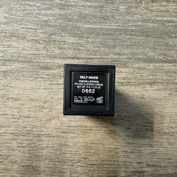 Huda Beauty "Self-Made" lipstick - Picture 7 of 9